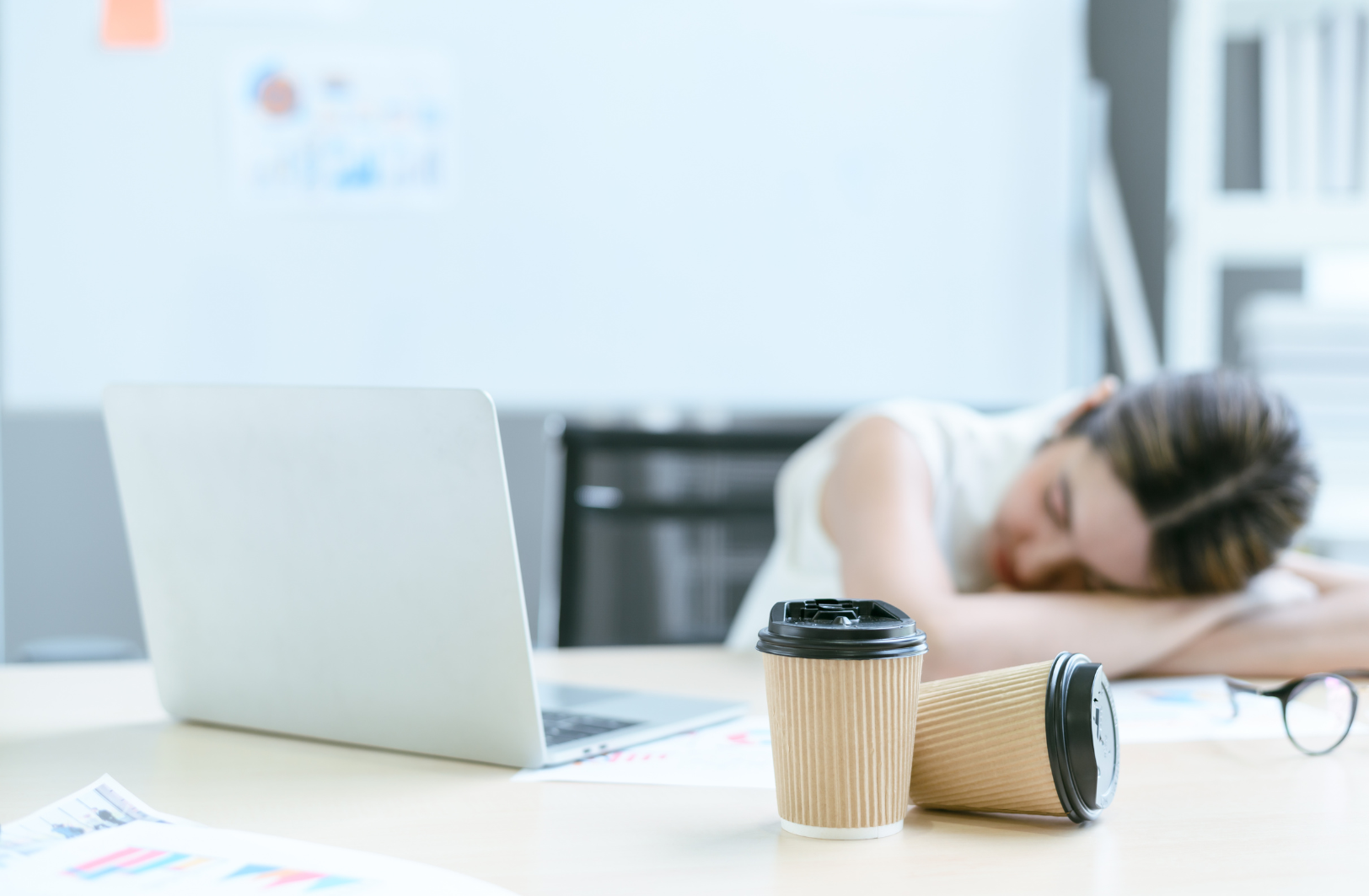 Jak překonat jarní únavu: Nejlepší vitamíny na energii a doplňky proti vyčerpání